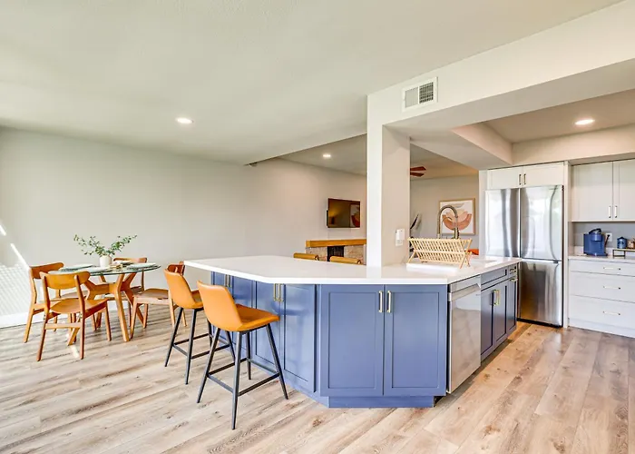 Private Pool + Putting Green: Sunny Gem Holiday home