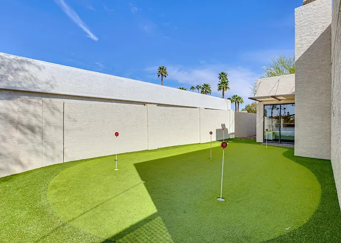 Private Pool + Putting Green: Sunny Gem *