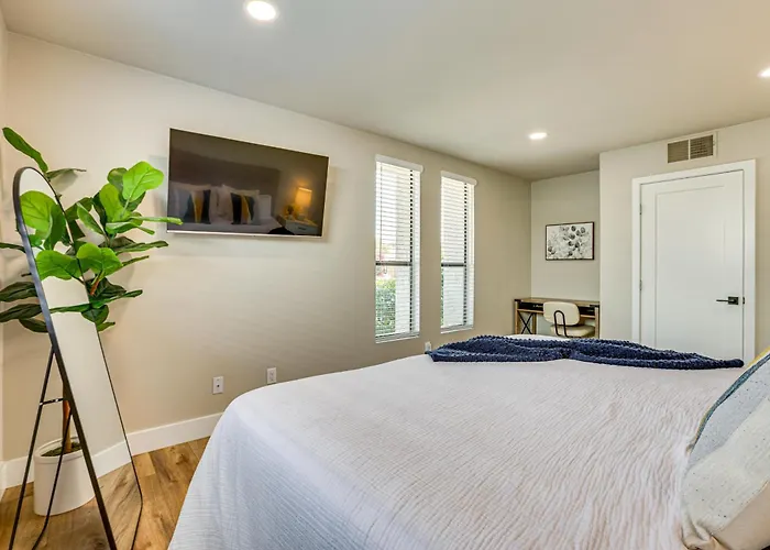 Private Pool + Putting Green: Sunny Gem Holiday home