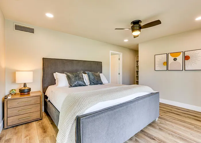 Private Pool + Putting Green: Sunny Gem